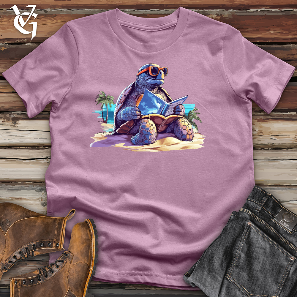 Viking Goods Sea Turtle Reading a Book Cotton Tee Orchid / L